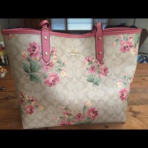 Reversible authentic Coach purse w/ matching pouch